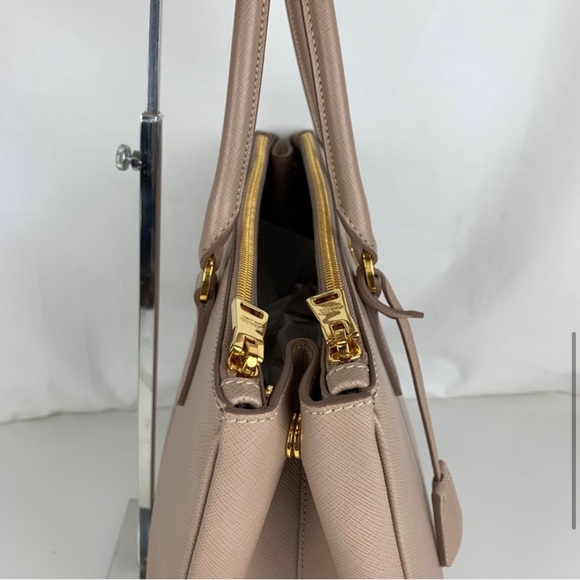 COPY - Prada Saffiano Lux Galleria Double Zip Tote -size Large - Picture 3 of 16
